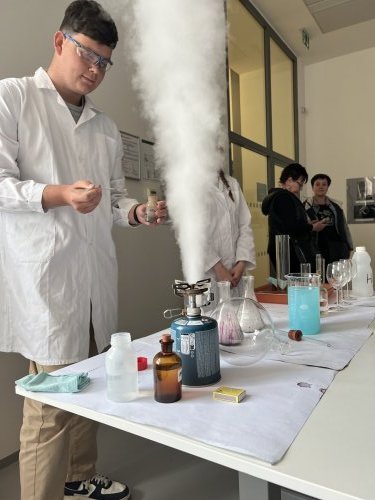Vernisáž Chemie objektivem