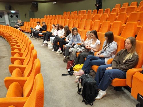 Studenti 3.G na debatě s válečným zpravodajem Martinem Dorazínem